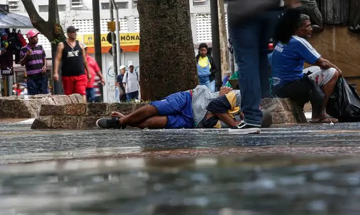Redução da jornada é uma bandeira popular em ano eleitoral, mas a promessa de mais descanso esconde perguntas incômodas sobre inflação, empregos, produtividade e o custo real da mudança.
